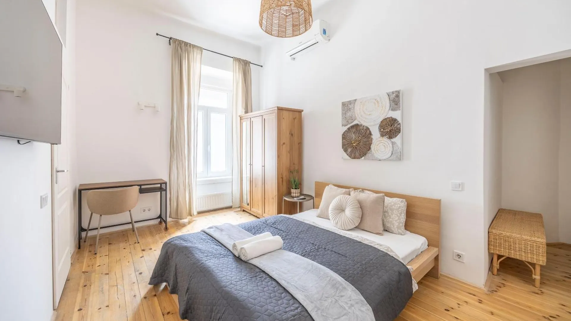 Deluxe Central 4Bedrm Apartment In The Heart Of Budapest location